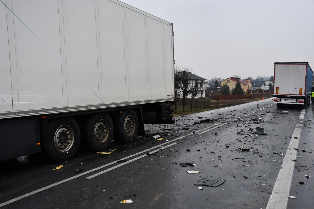 Osobówka zderzyła się z dwoma samochodami ciężarowymi. Kierowca zginął